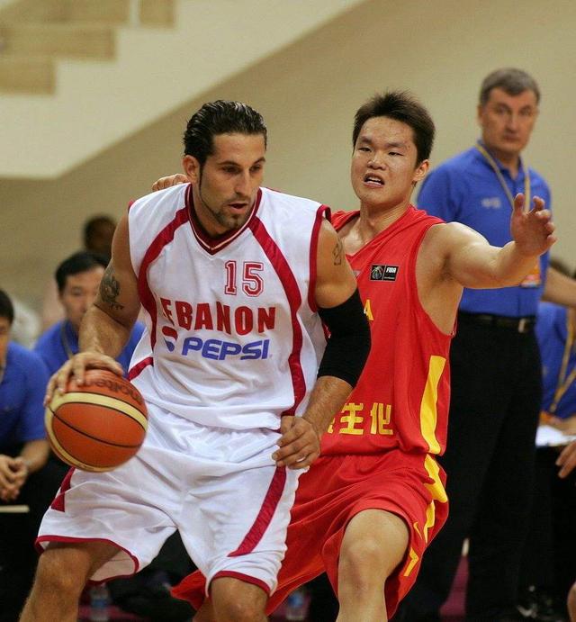 慢重钝！雷迪克看不下去了，换下詹姆斯！东契奇压哨三分拯救全队